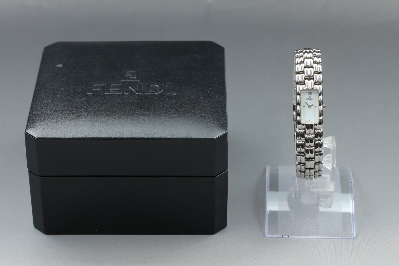[Near MINT w/Box] FENDI Orologi 660L 15mm White Silver Quartz Women’s Watch