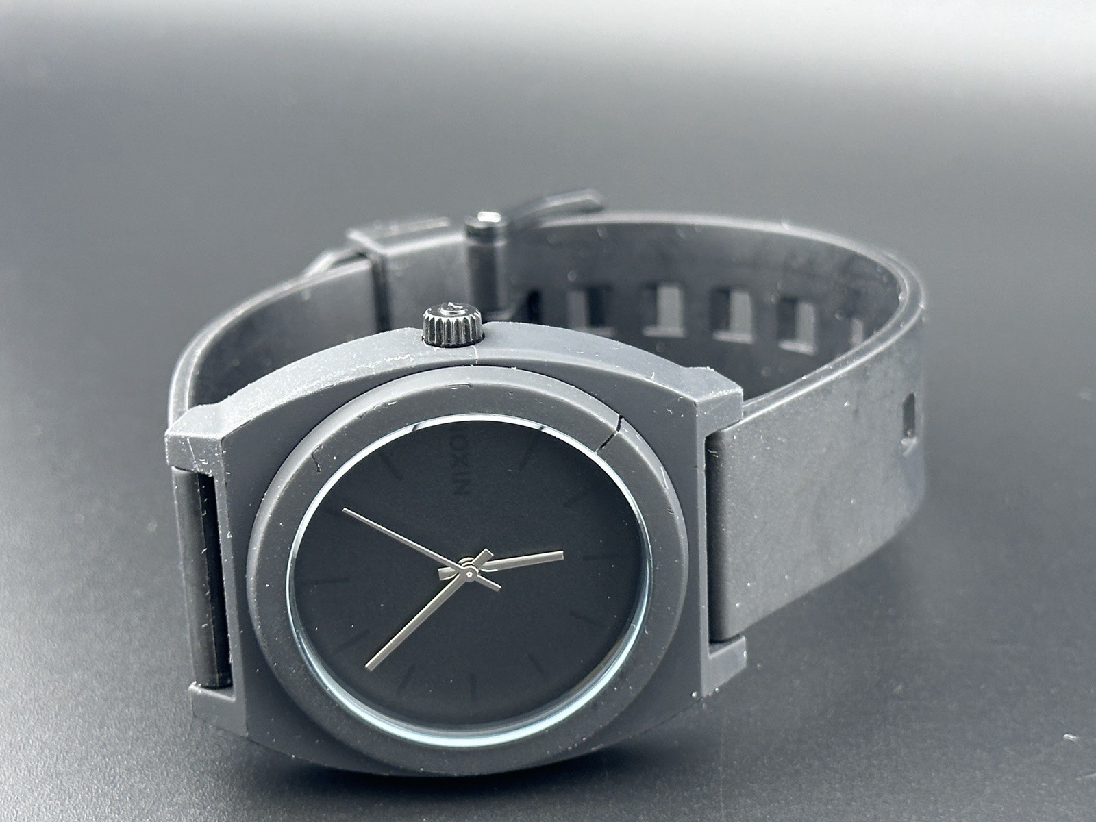 Working Nixon Minimal The Time Teller Mens Watch Black On Black 17B Rubber M1