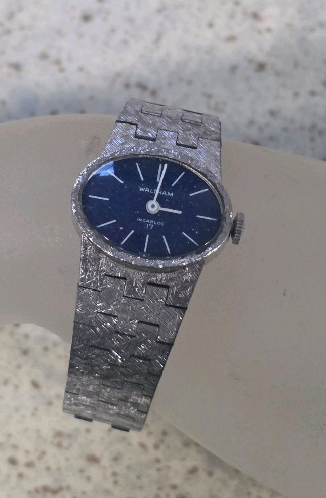 Waltham Swiss Vintage Gold Plated 17 Jewel Mechanical Incabloc Ladies Watch 1972