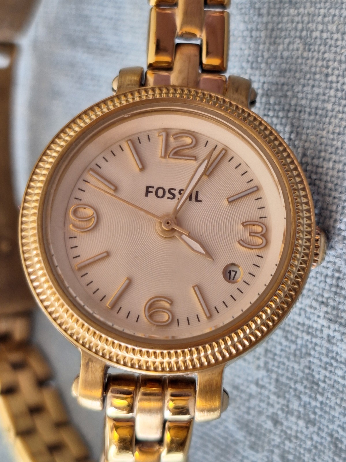 Need Battery Fossil 26mm Round White Face Gold color Stainless Wrist Watch 7″