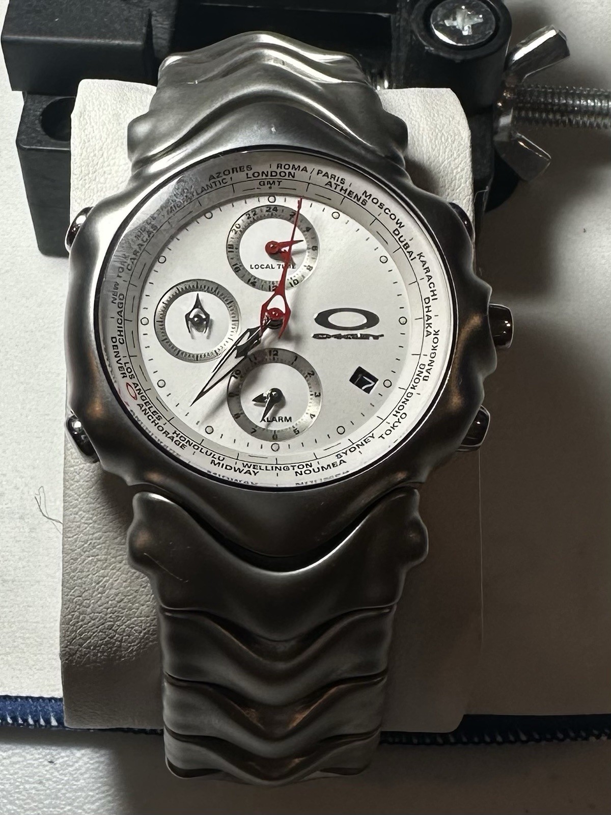 Oakley GMT World Time Alarm Quartz Chronograph Date 43mm Silver White Dial