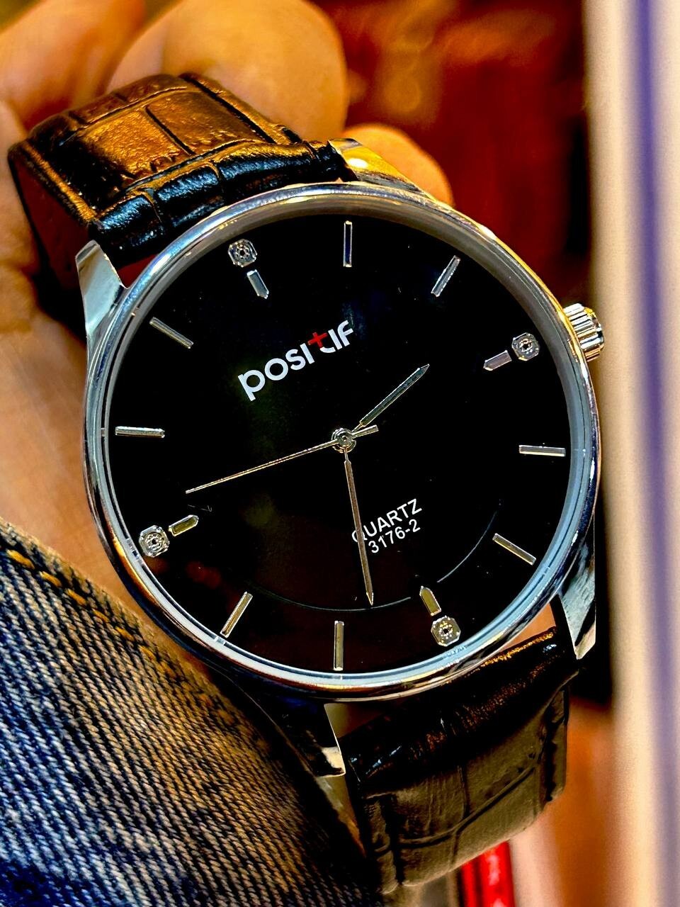 A waterproof men’s watch, very elegant and suitable for all occasions. Light and