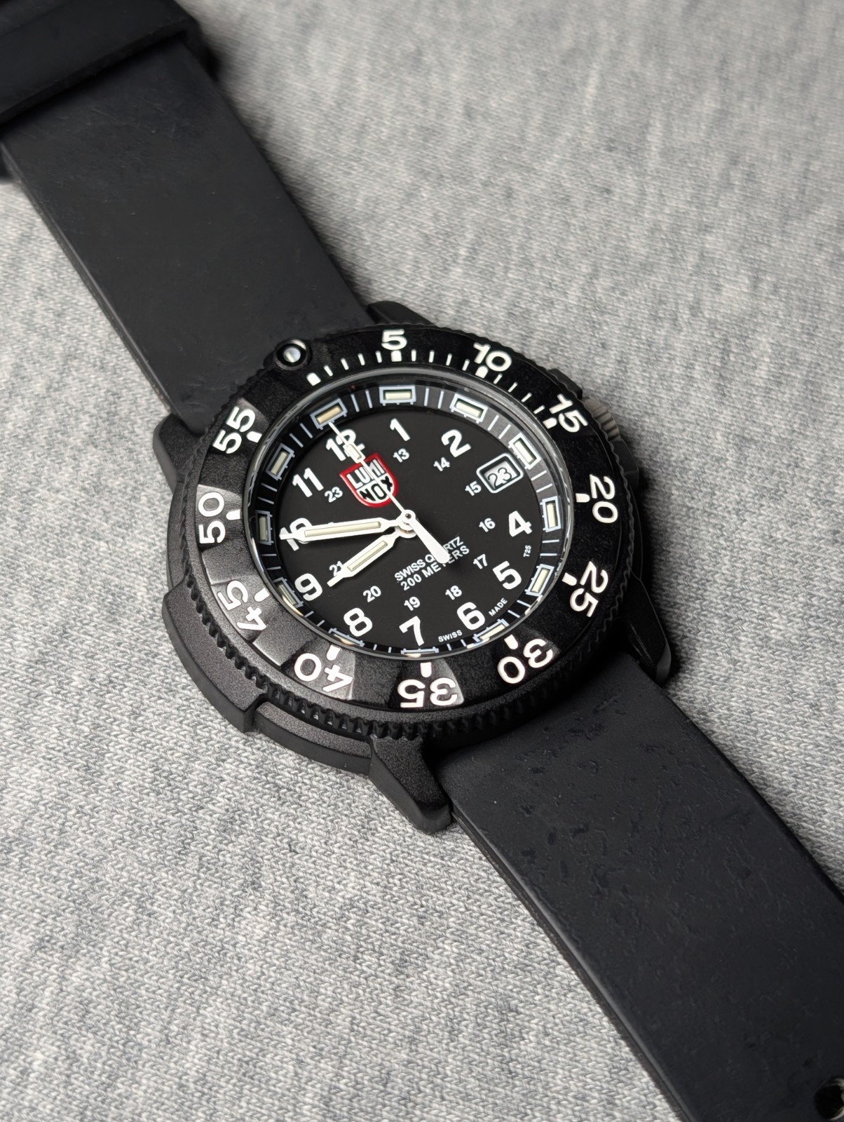 Luminox Series 3000/3900 Men’s Quartz 200m 39mm Black Carbon Date Rubber