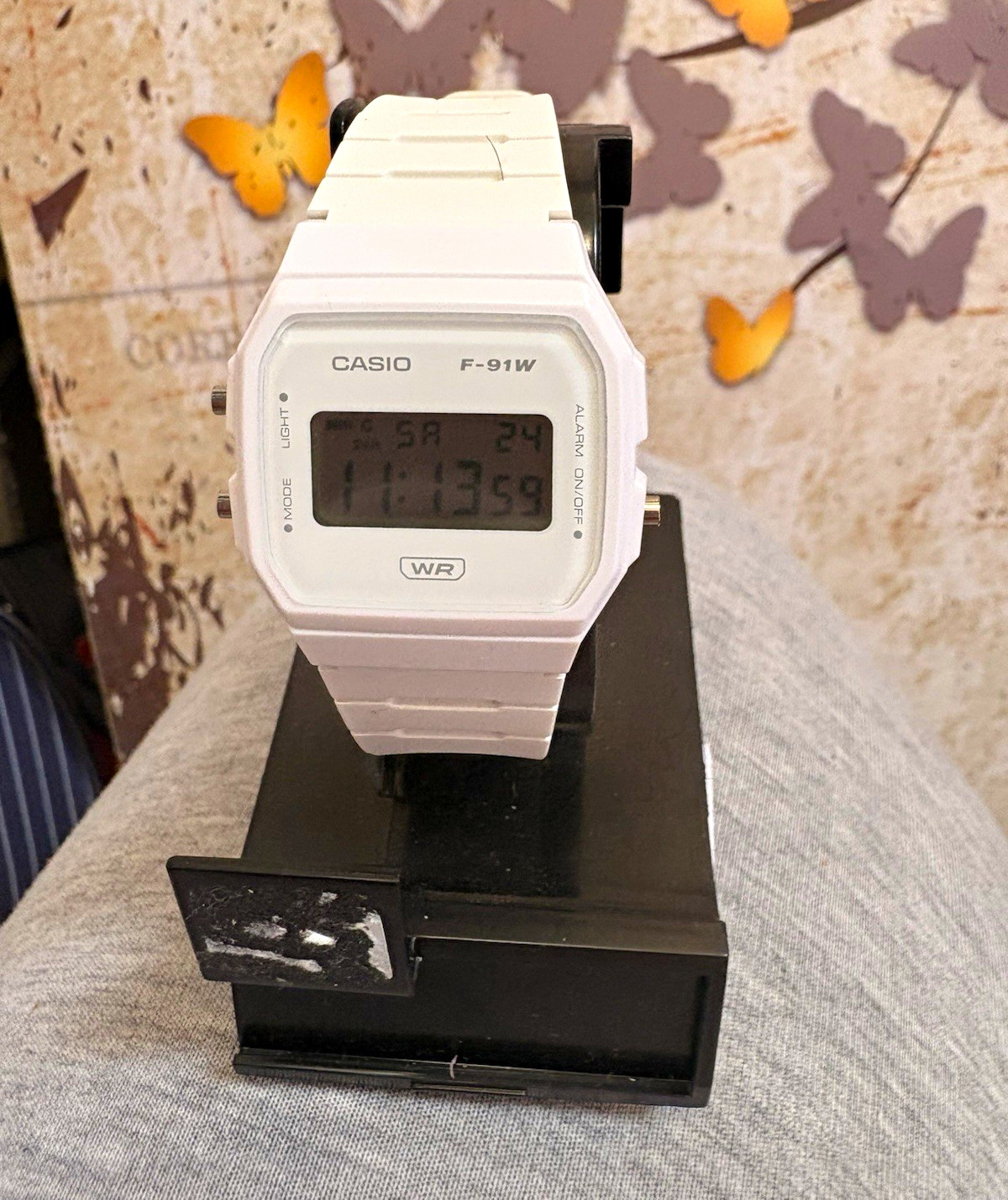 Casio F-91W Digital Quartz Wristwatch Alarm Date White Resin Strap