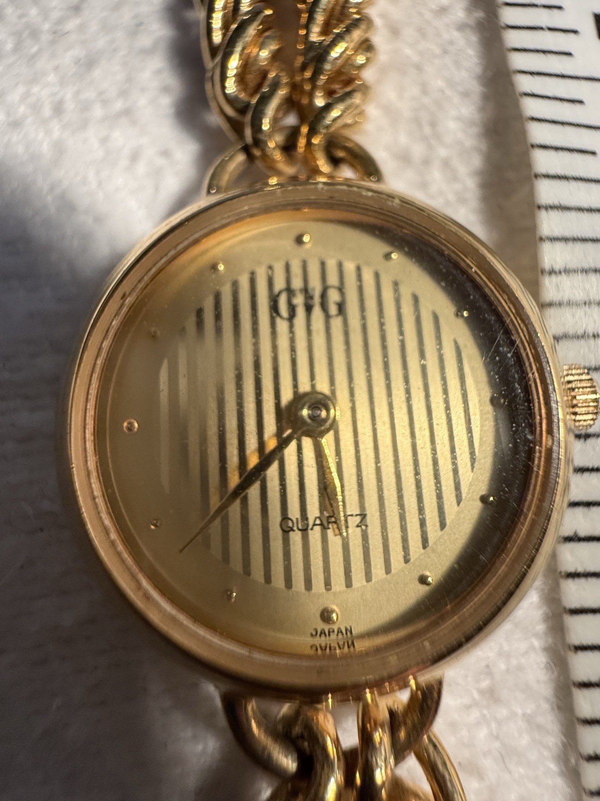 G+G Quartz Wristwatch Gold Striped Dial Dot Indexes Gold Bracelet Band Analog