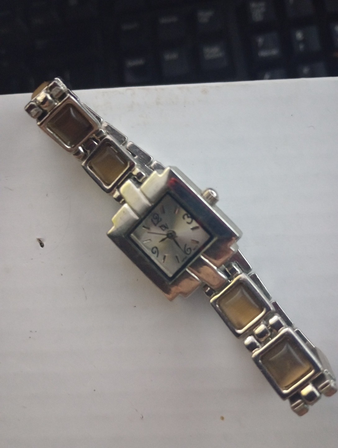 DV Women’s Wristwatch With Amber Settings Each Side Face Silver