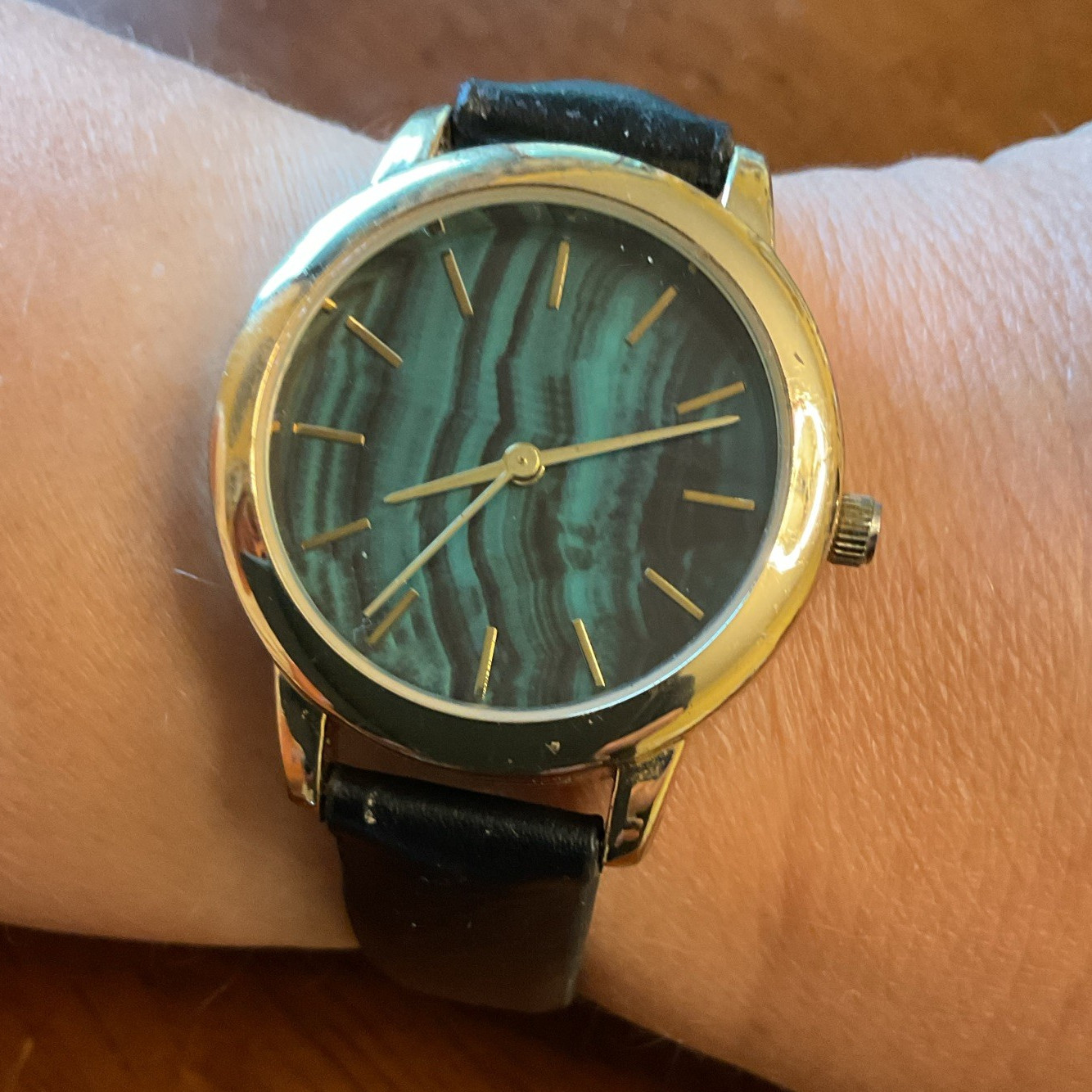 Women’s Quartz Analog Wristwatch Green Dial Gold Case Black Leather Strap