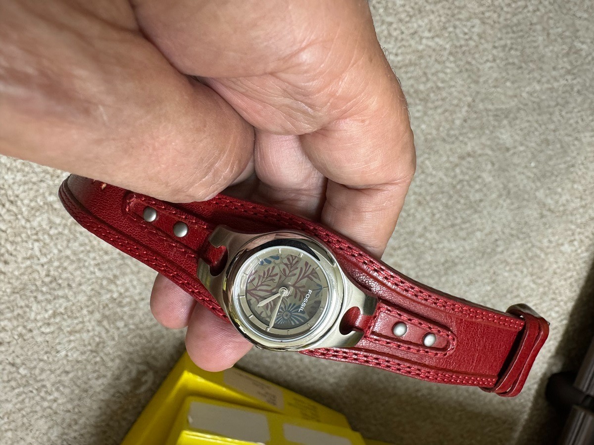 NOS Fossil ES-9739 Women Silver light up floral Display Cuff Red Leather band
