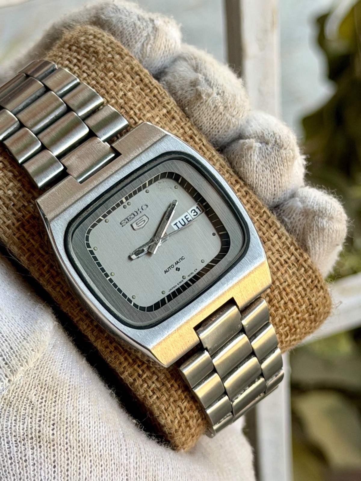 vintage seiko 5 automatic day date silver dail tv shape stainless steel mens