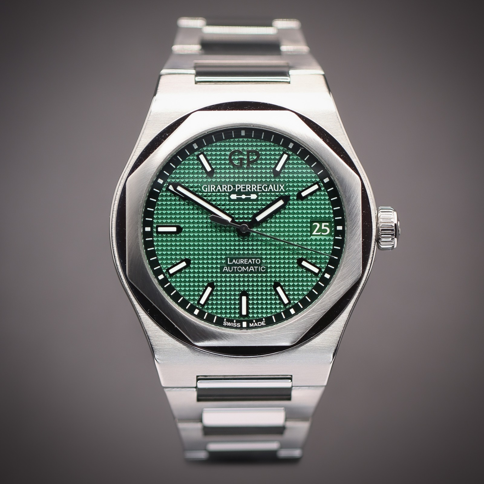 GIRARD-PERREGAUX Laureato 42 “Sunray Green” | Ref. 81010-11-3153-1CM | Full Set