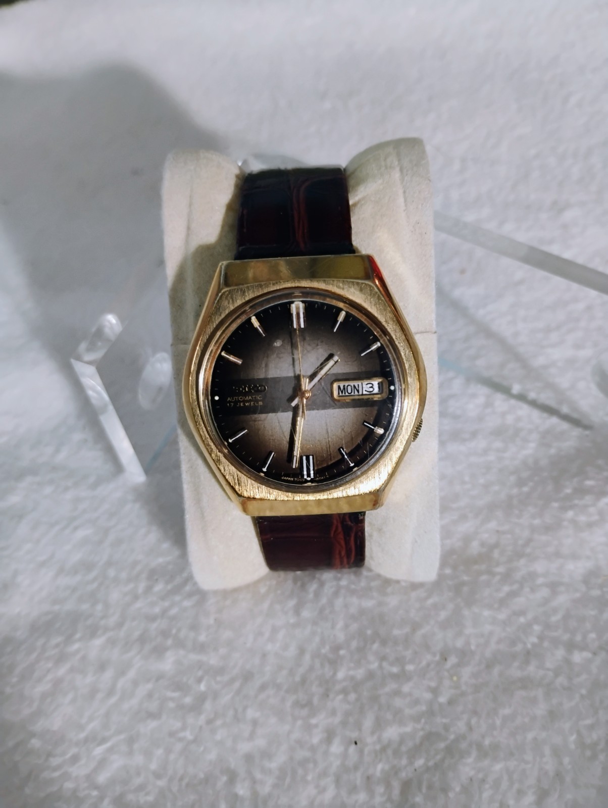 Vintage Seiko Automatic 17 Jewel Men’s Day/Date Watch Model# 7009-8060