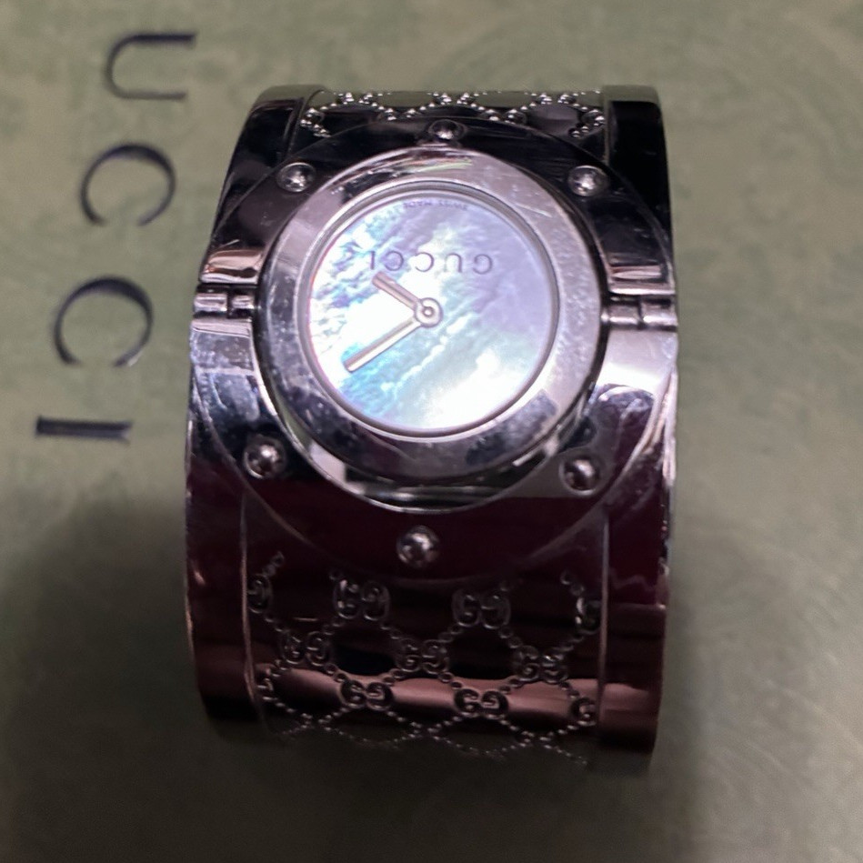 Gucci Twirl Women’s Silver Stainless Steel Bangle Watch Mother of Pearl Quartz