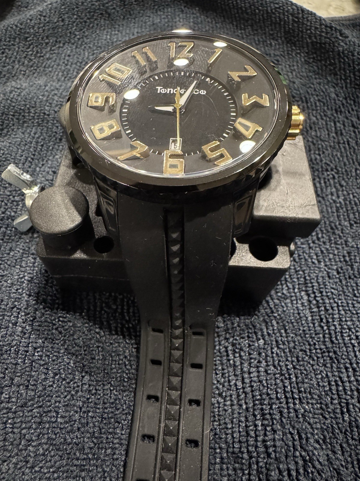 Tendence Gulliver Quartz Analog Date Black Dial Gold Numerals Rubber Strap