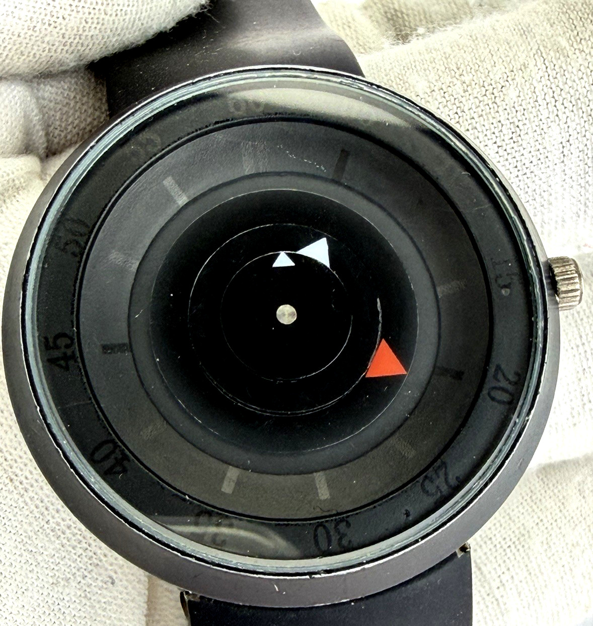 Minimalist Rotating Disk Watch w Black Rubber Band 3D Turntable NEW BATT
