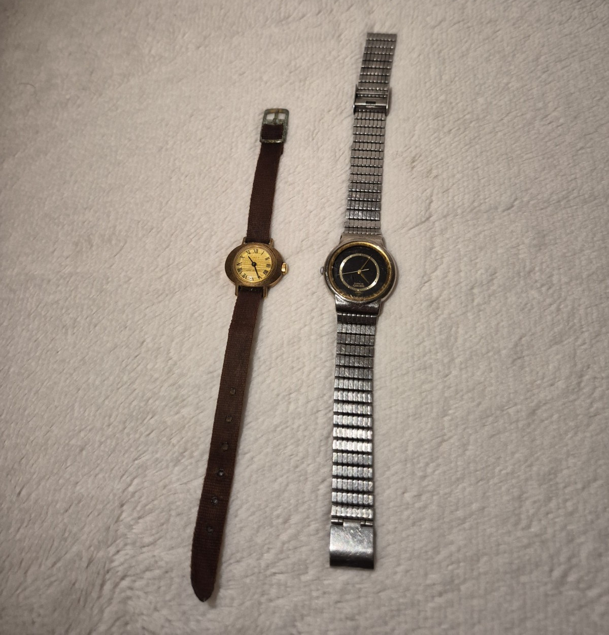 Lot of 2 Unisex Analog Wristwatches Leather Strap & Metal Expansion Band