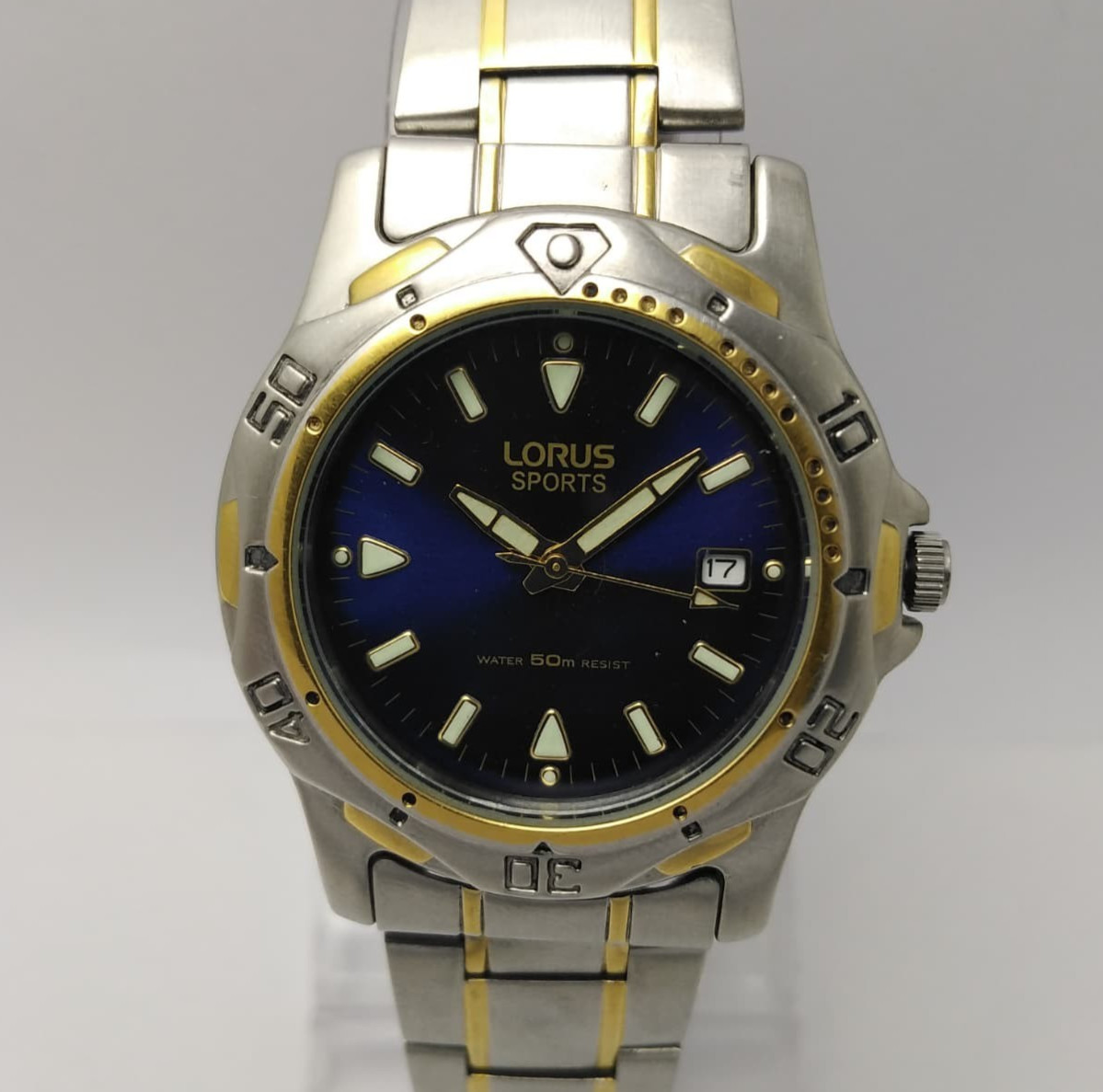 Seiko Lorus Sports Quartz VX32-X227 Blue Sunburst Dial Vintage Diver Watch