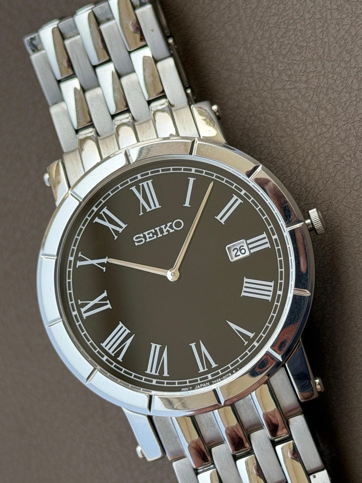 Vintage Seiko Quartz Wristwatch — Silver Case, Roman Numerals, Black Dial S-131