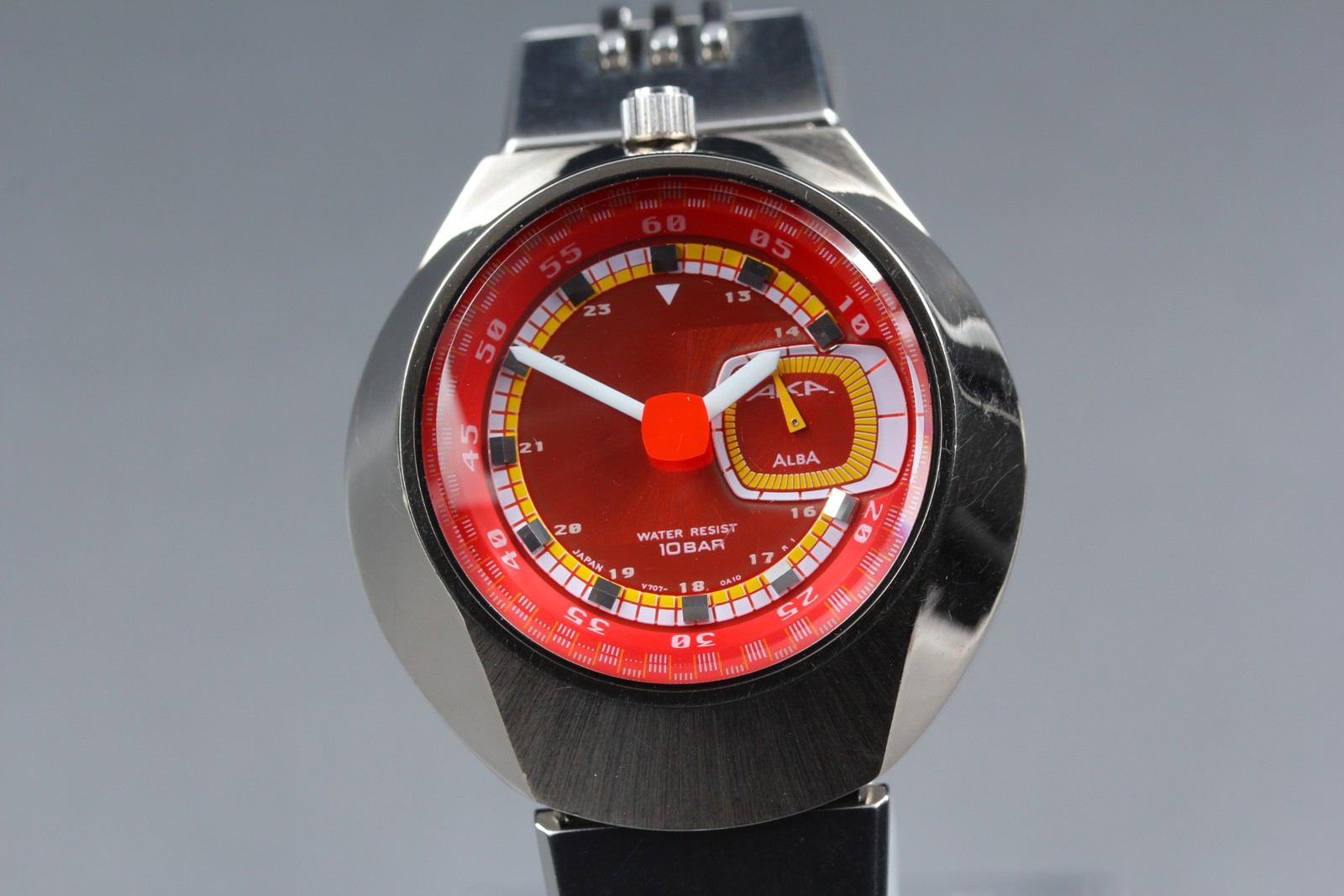 Near MINT SEIKO ALBA AKA V707-0A10 Red Dial Quartz Mens Vintage Watch From JAPAN
