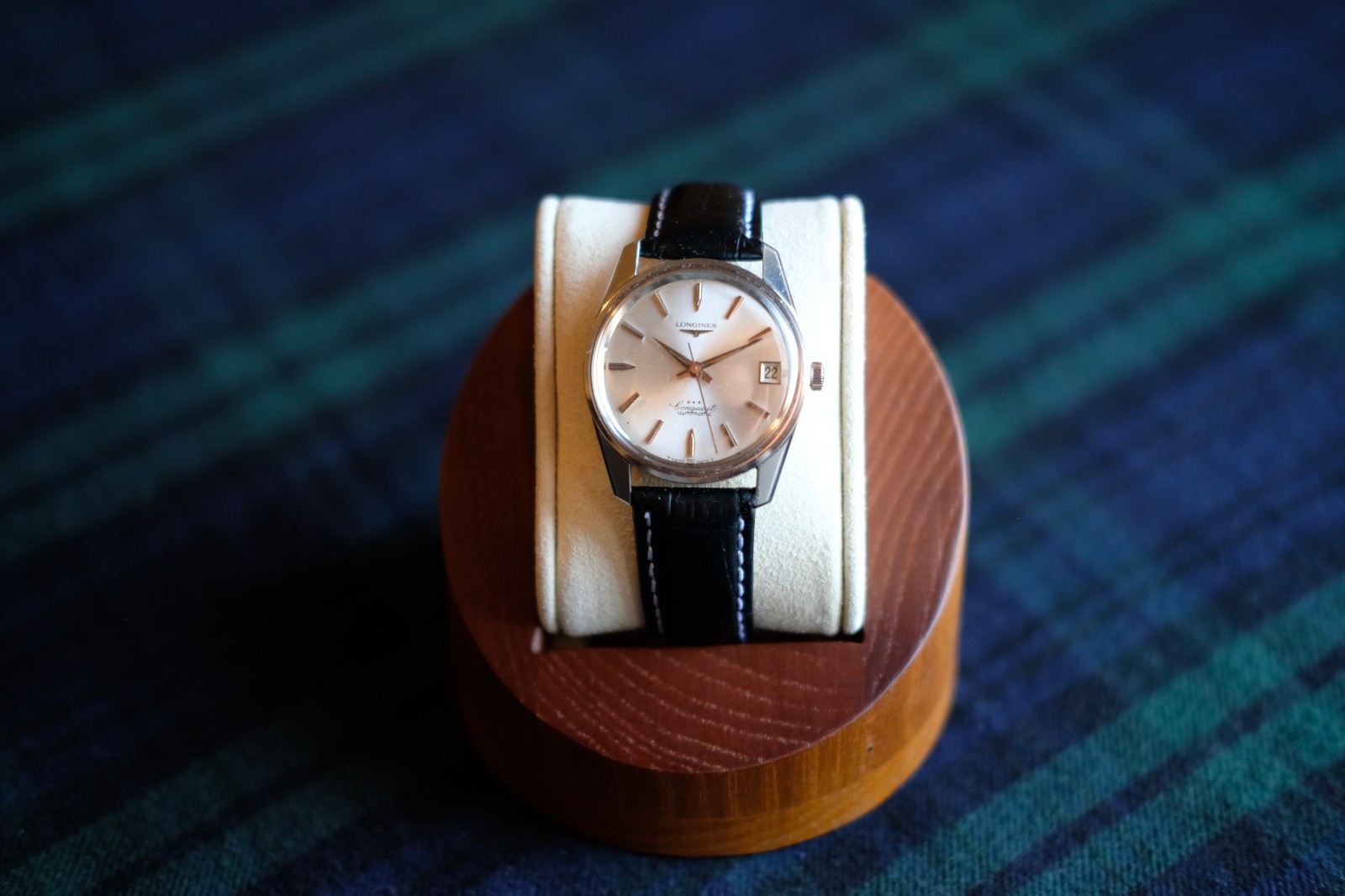 Longines Conquest vintage dress automatic men’s date window stamped caseback