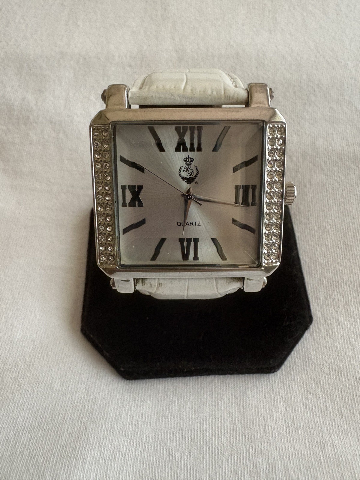 Ladies White Quartz Watch PD With Crown Logo Jewel Bezel New Battery #127