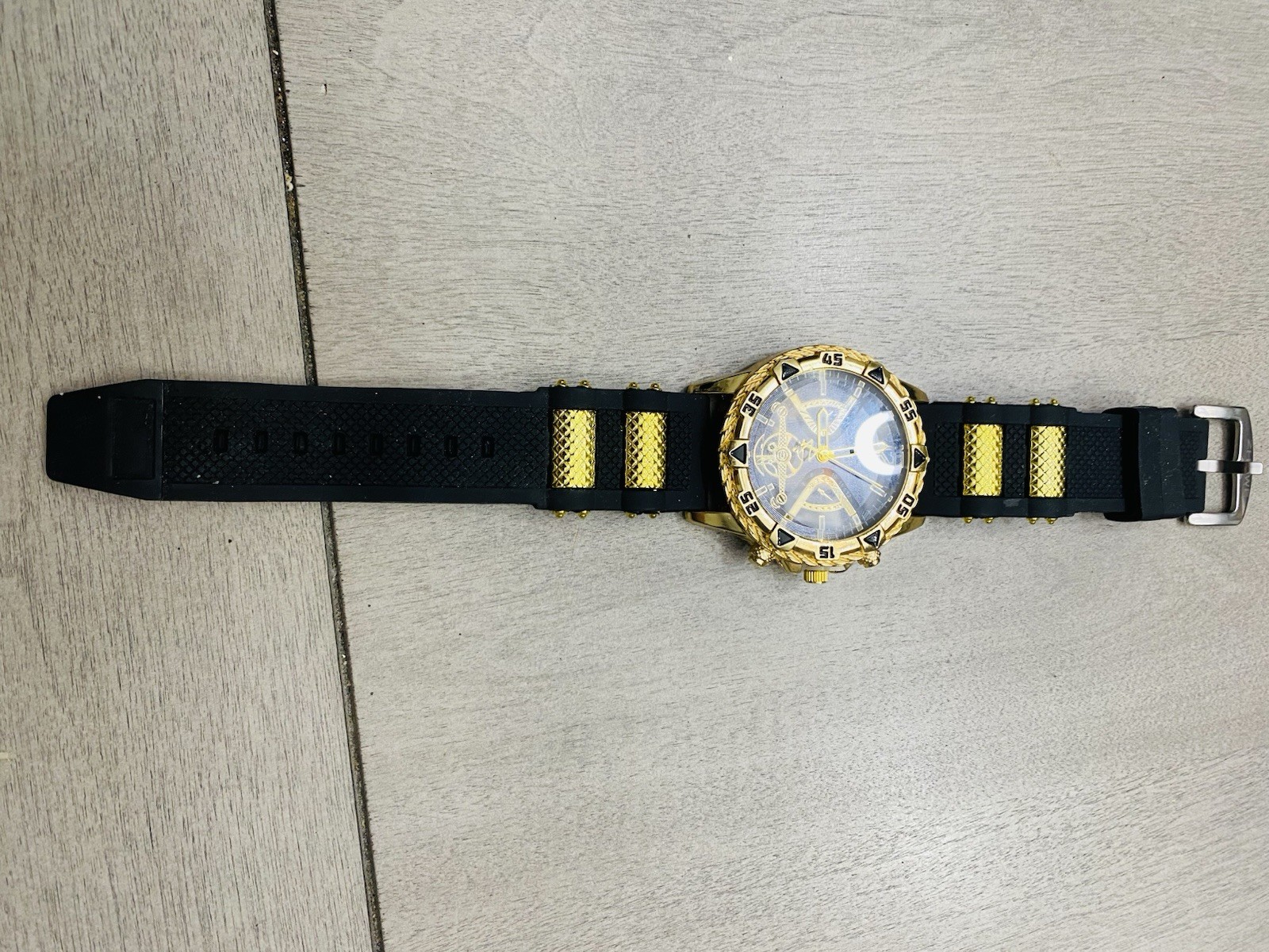 2Haw Quartz Men’s Analog Watch Black/Gold Dial Gold Tone Case Rubber Strap