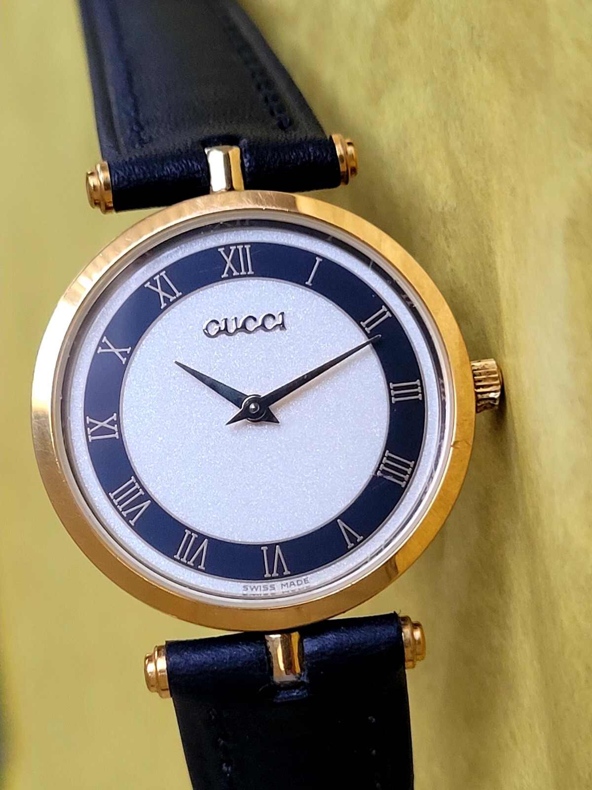 Gucci 2000M,Authentic Swiss Made,Beautiful,Scratch Free Crystal,30MM Case,Unisex