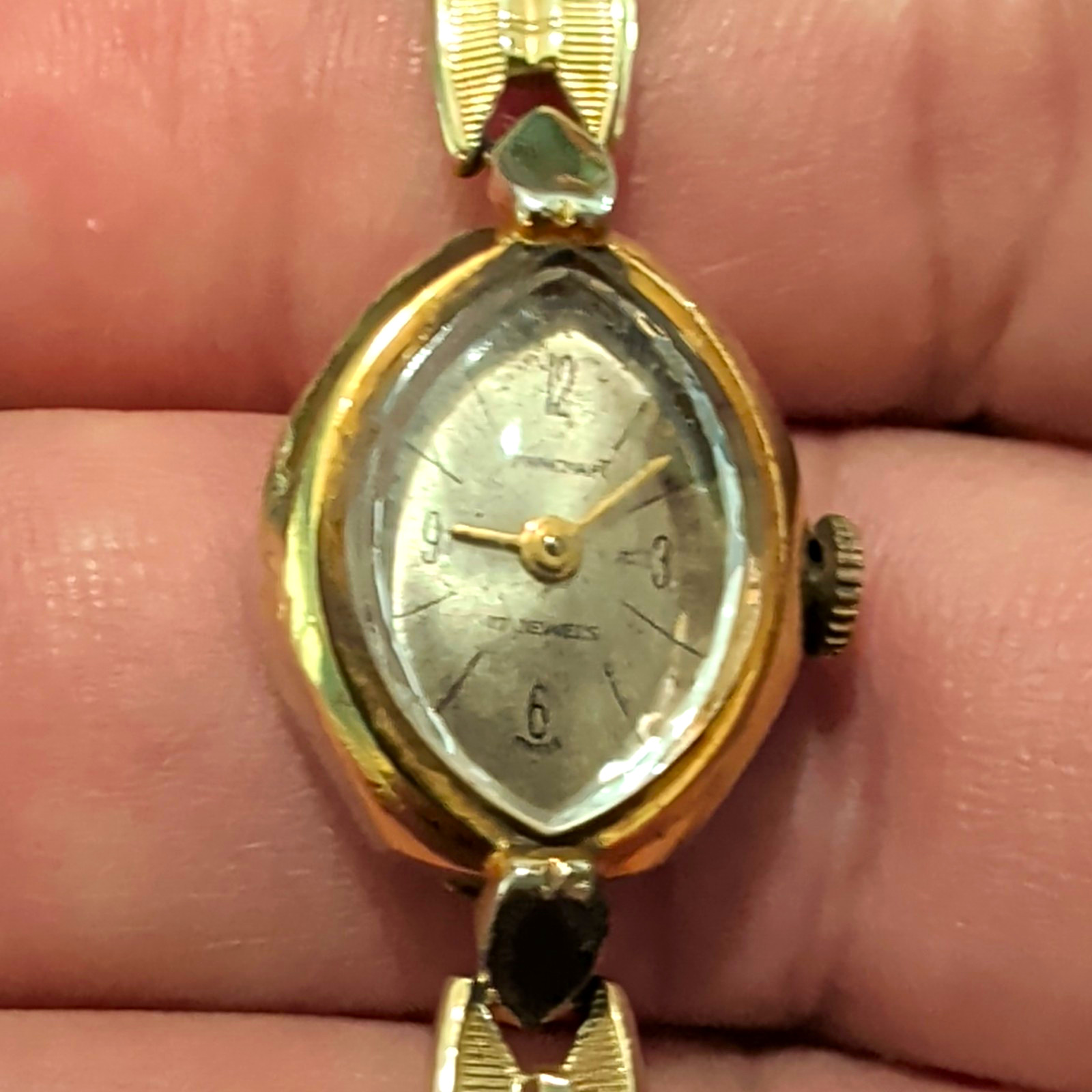 Bulova Women’s Vintage Manual Wind Oval Dress Watch 17J Gold Bracelet Silver