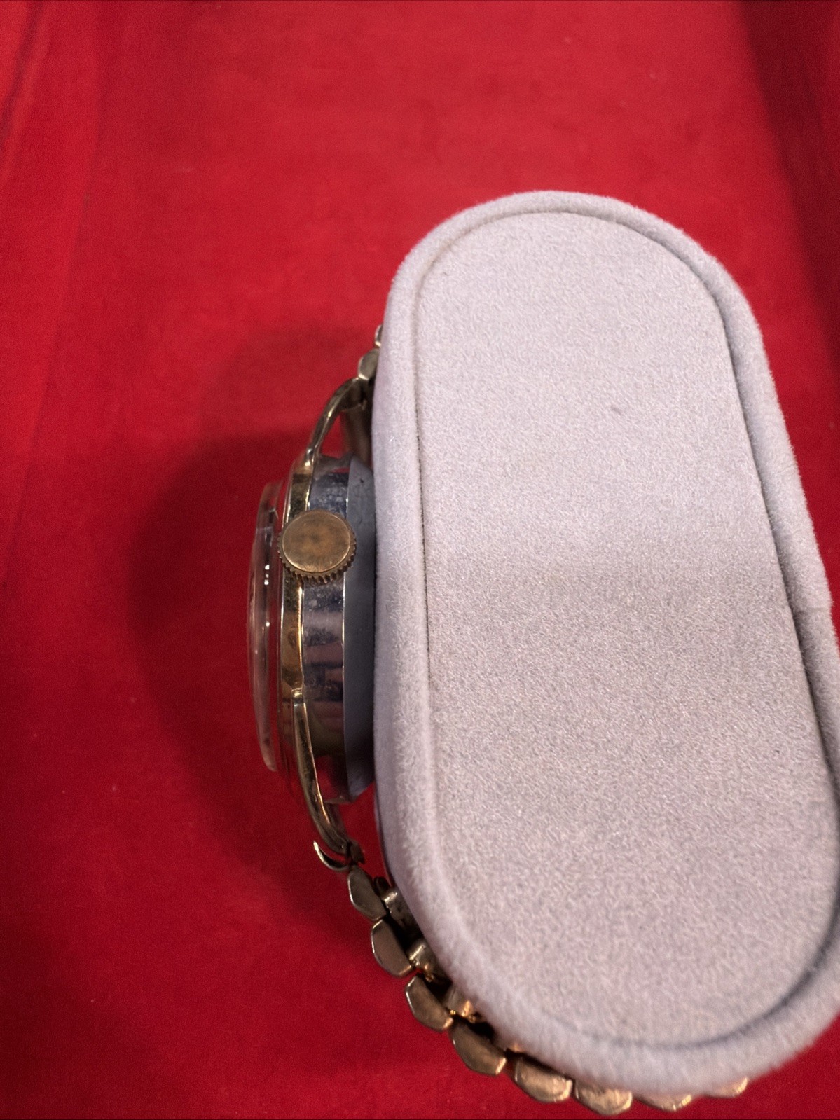 Wingard wristwatch features a textured silver dial Decorative Band Needs Battery