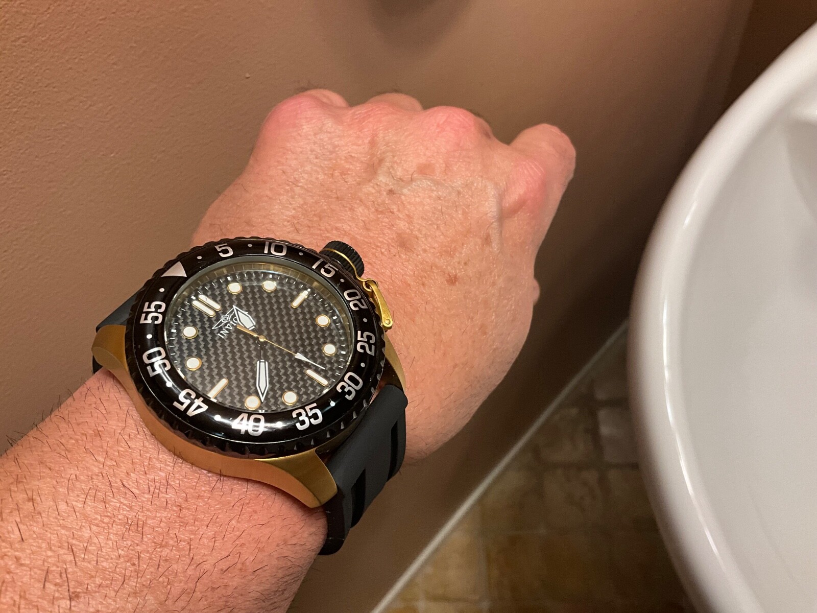 INVICTA PRO DIVER MODEL 17511 LARGE 50MM GOLD CASE EXCELLENT CONDITION NEW BATRY