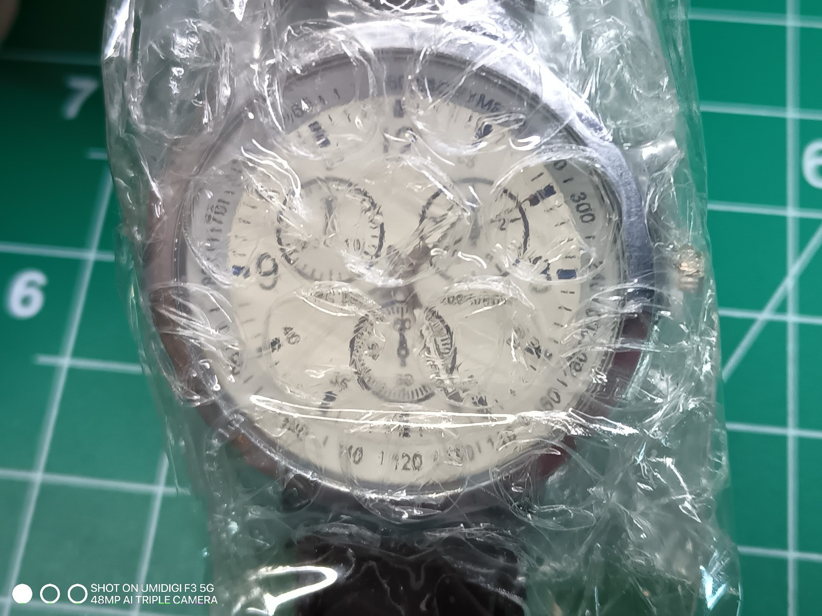 Silver Tone Round White Faced Black Band Quartz Mens Wristwatch