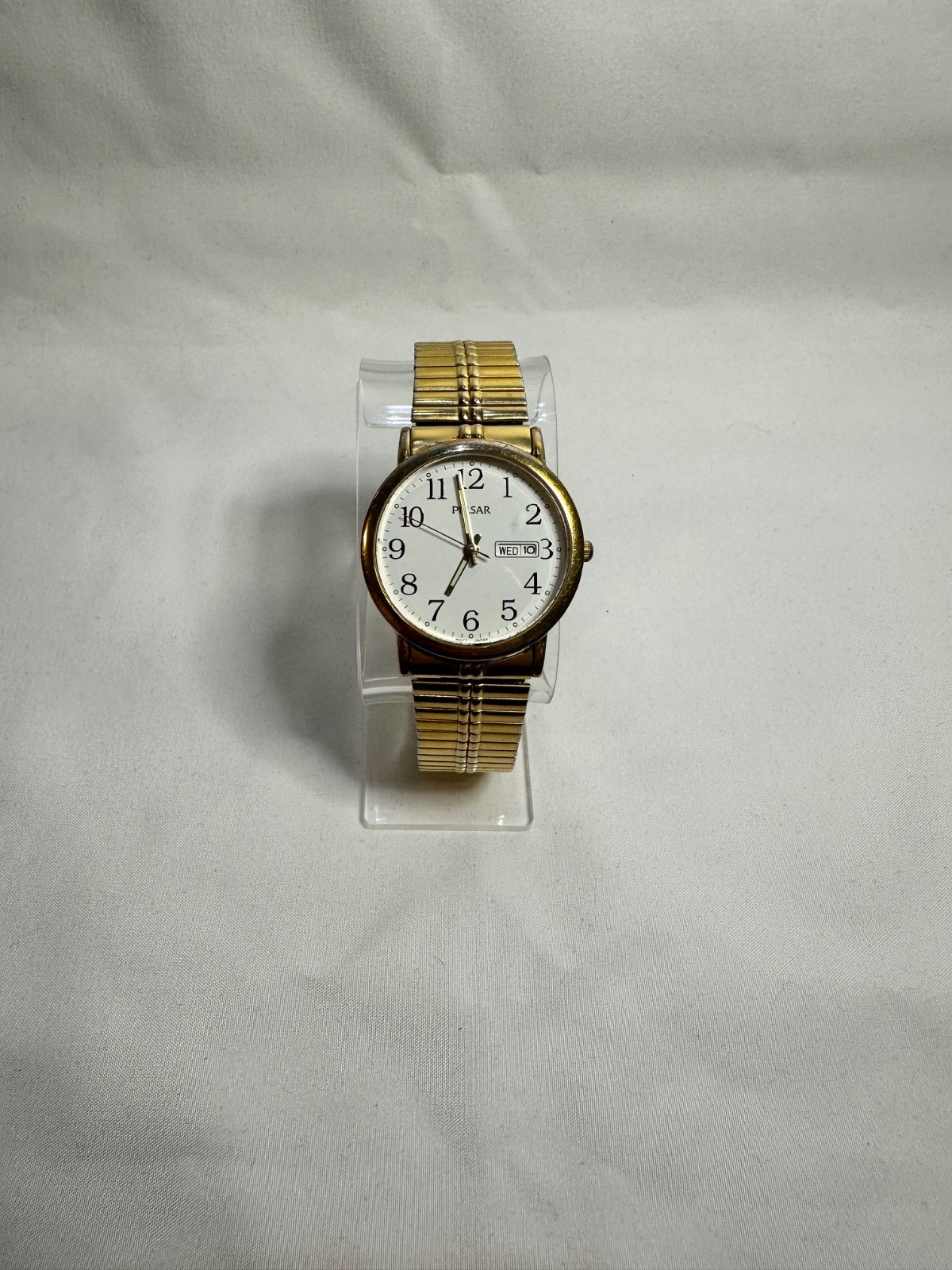 vtg Pulsar Man’s Wrist Watch w/date Gold Band & White Dial #VX33-X079 Japan (B1)