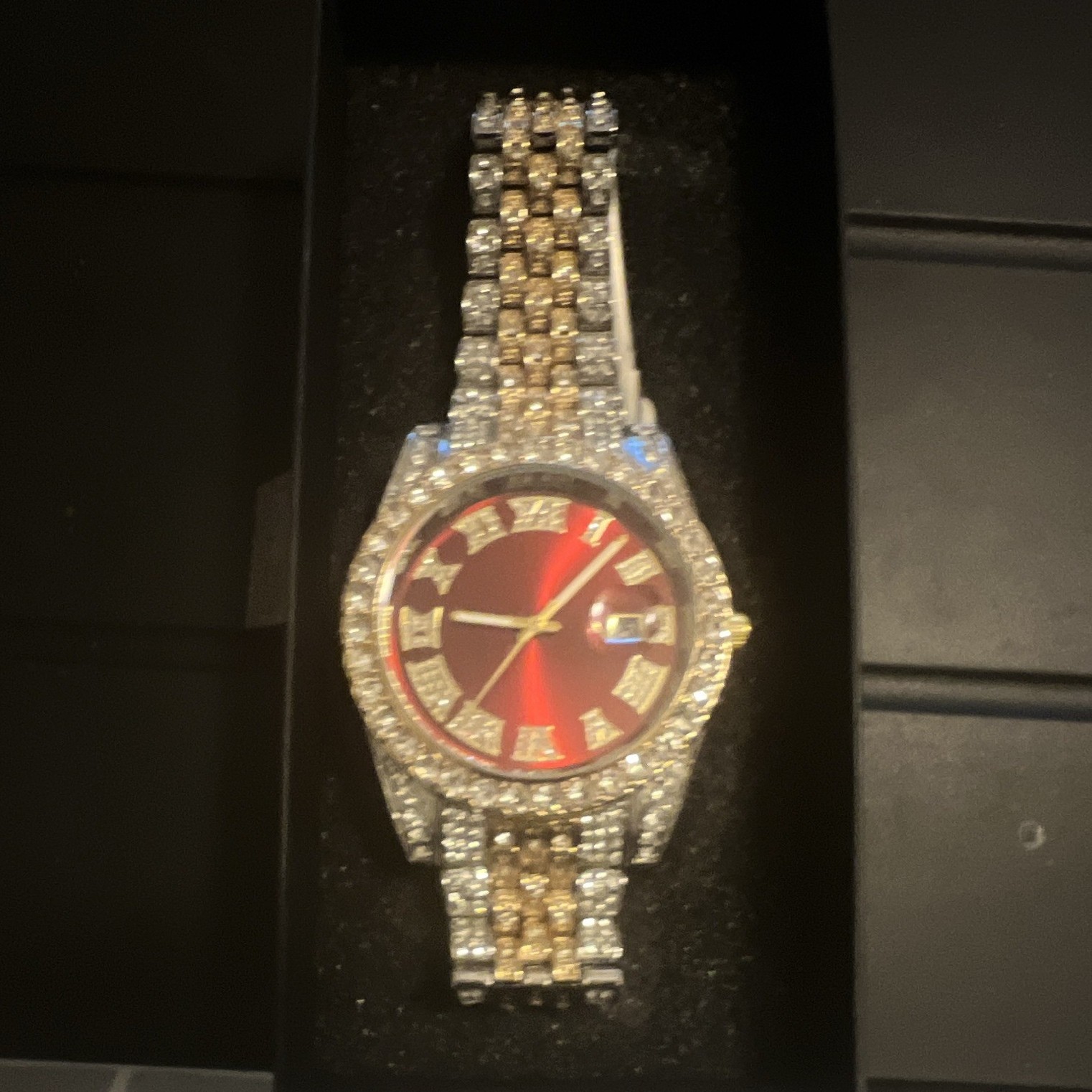 Red Dial Analog Quartz Wristwatch Date Silver/Gold Bracelet Diamond Bezel