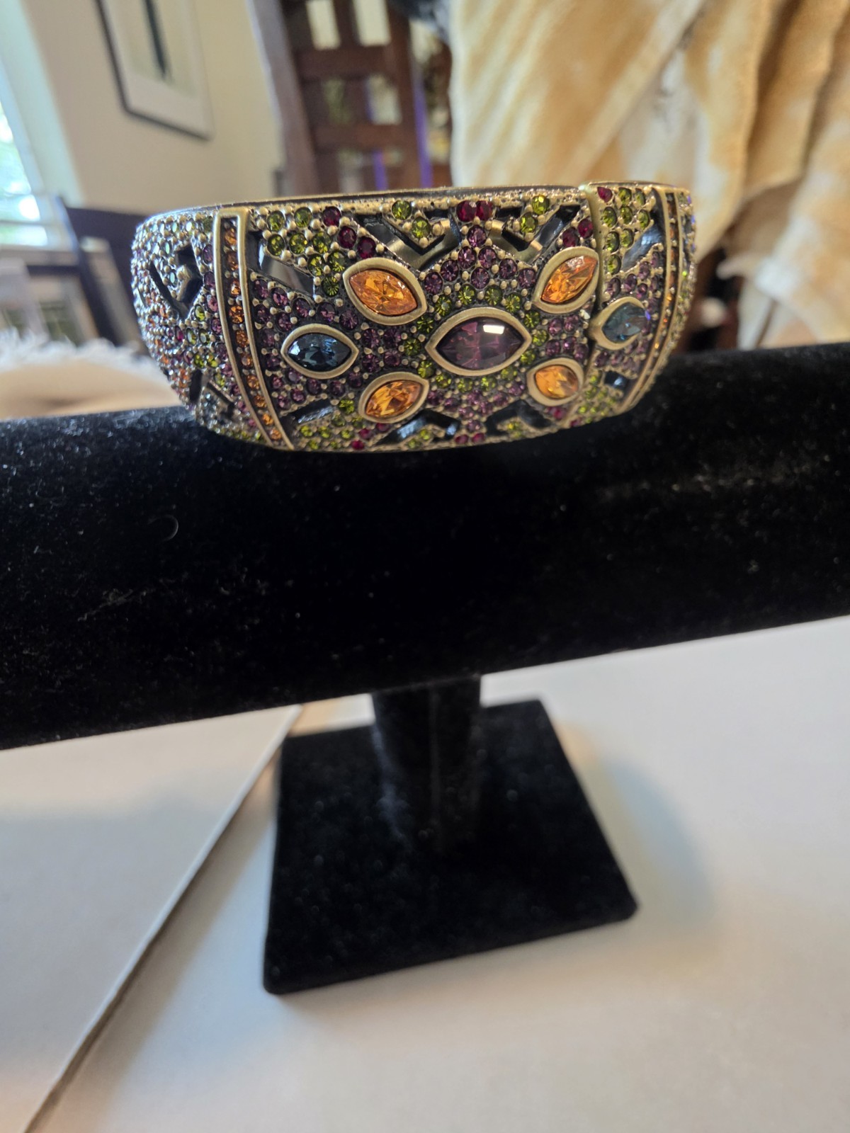 Heidi Daus Peekaboo Hinged Swarovski Crystal Bangle Bracelet Ladies Watch B7777
