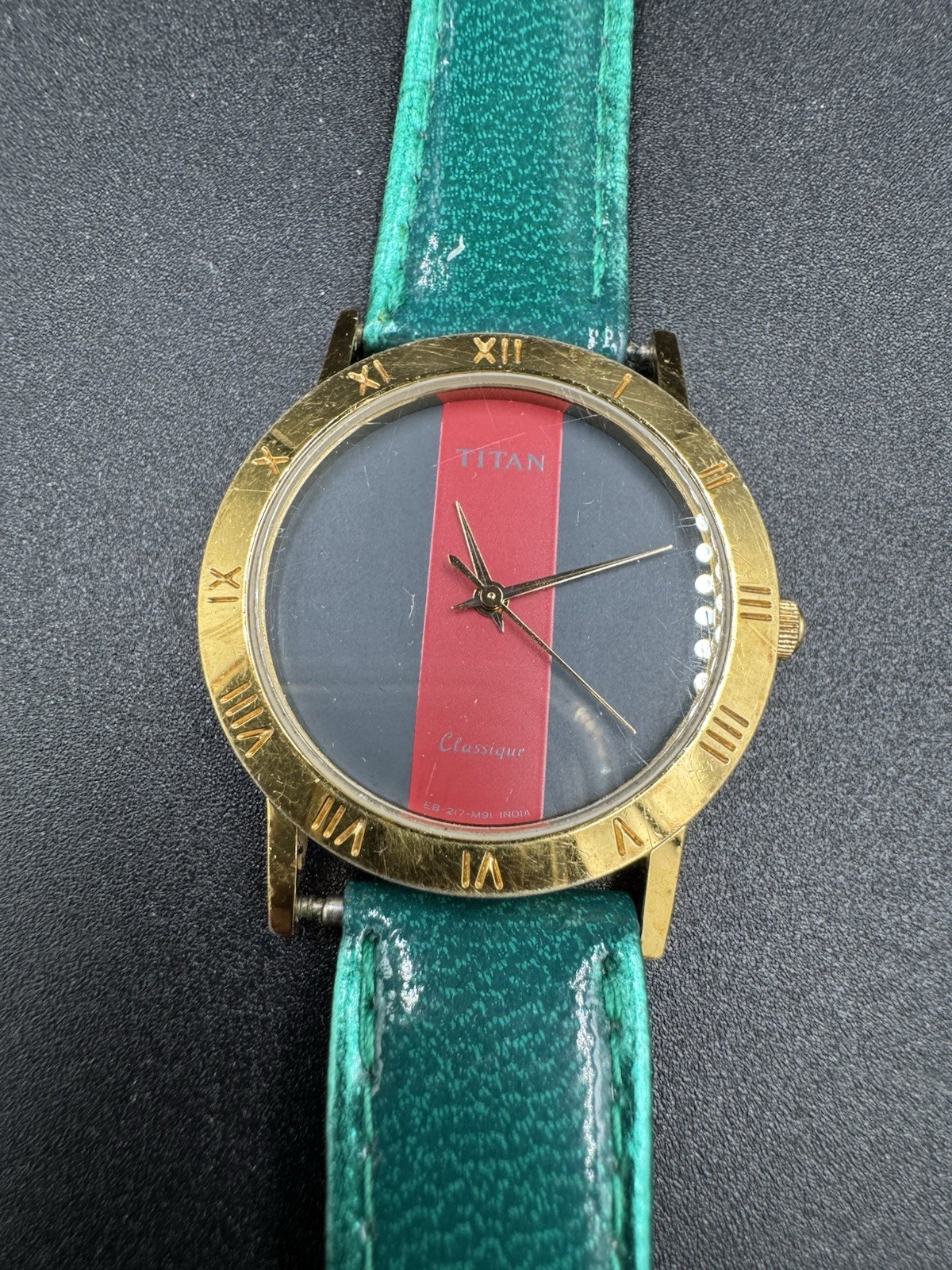 Vintage Titan Classique Quartz Split Red Gray Dial India 217C-06 Running New Bat