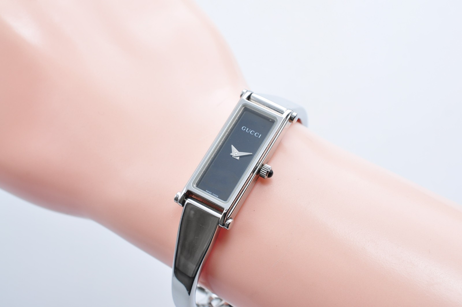GUCCI 1500L Bangle Quartz Analog Square Silver Watch w-10182
