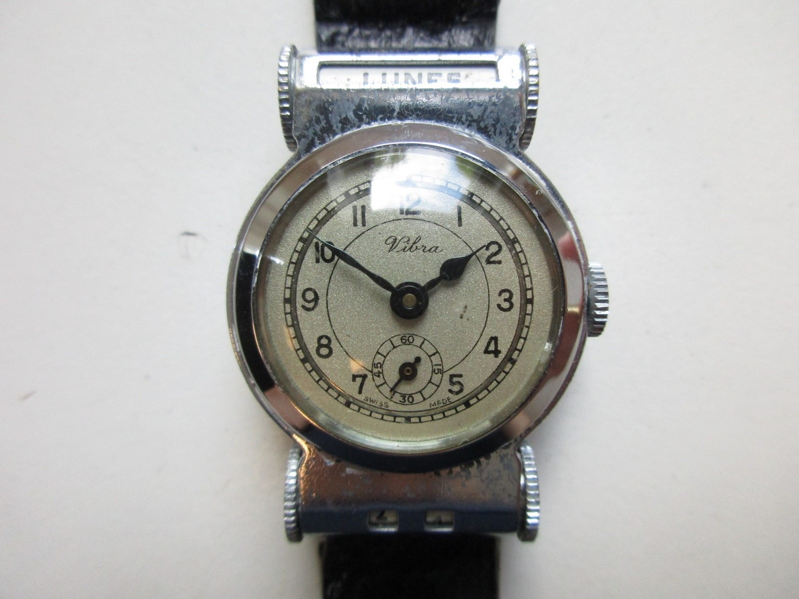 Vibra vintage chromed watch with manual day & date function – running