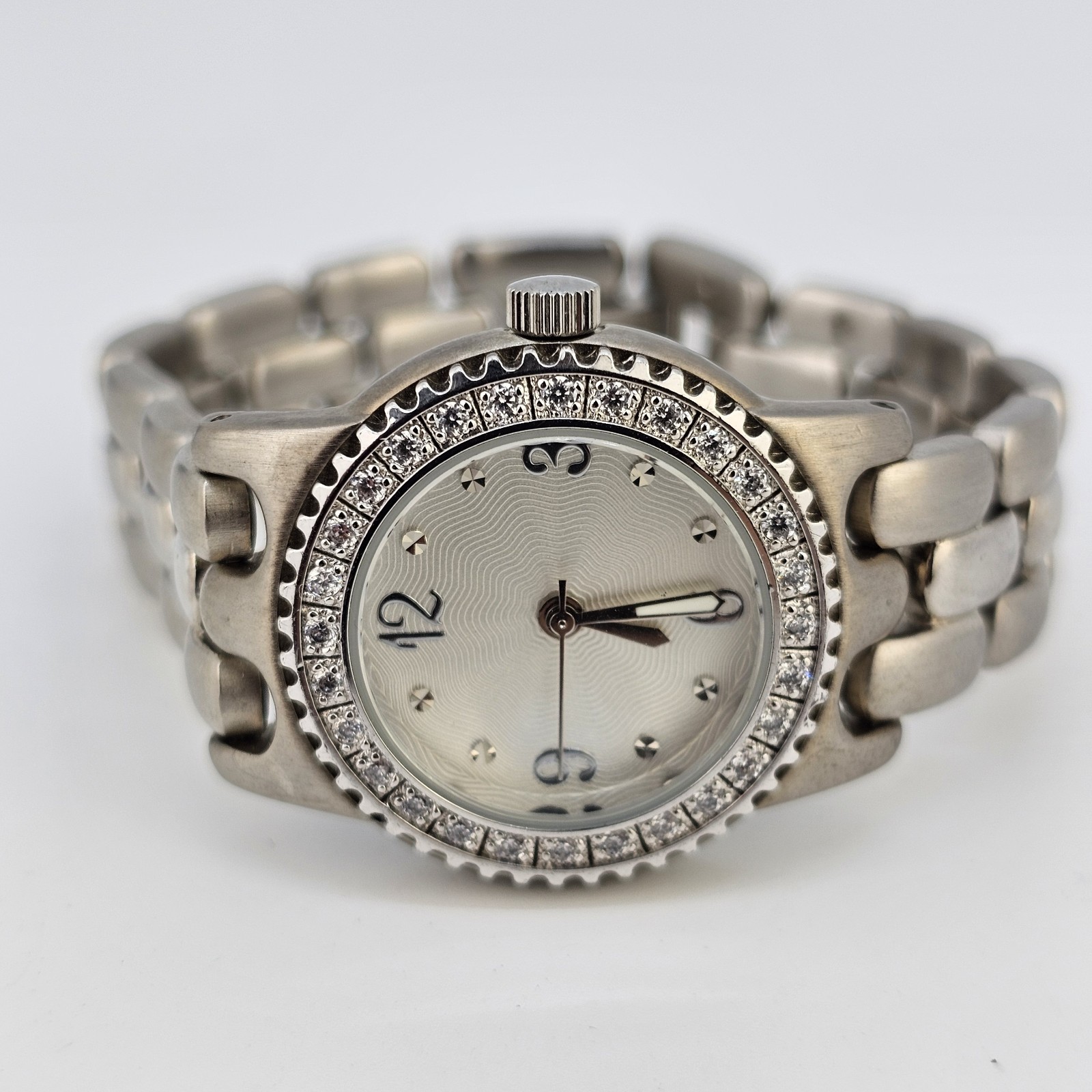28MM Women’s Watch Gray Dial Gemmed Bezel Gray Bracelet Band 6″ New Battery