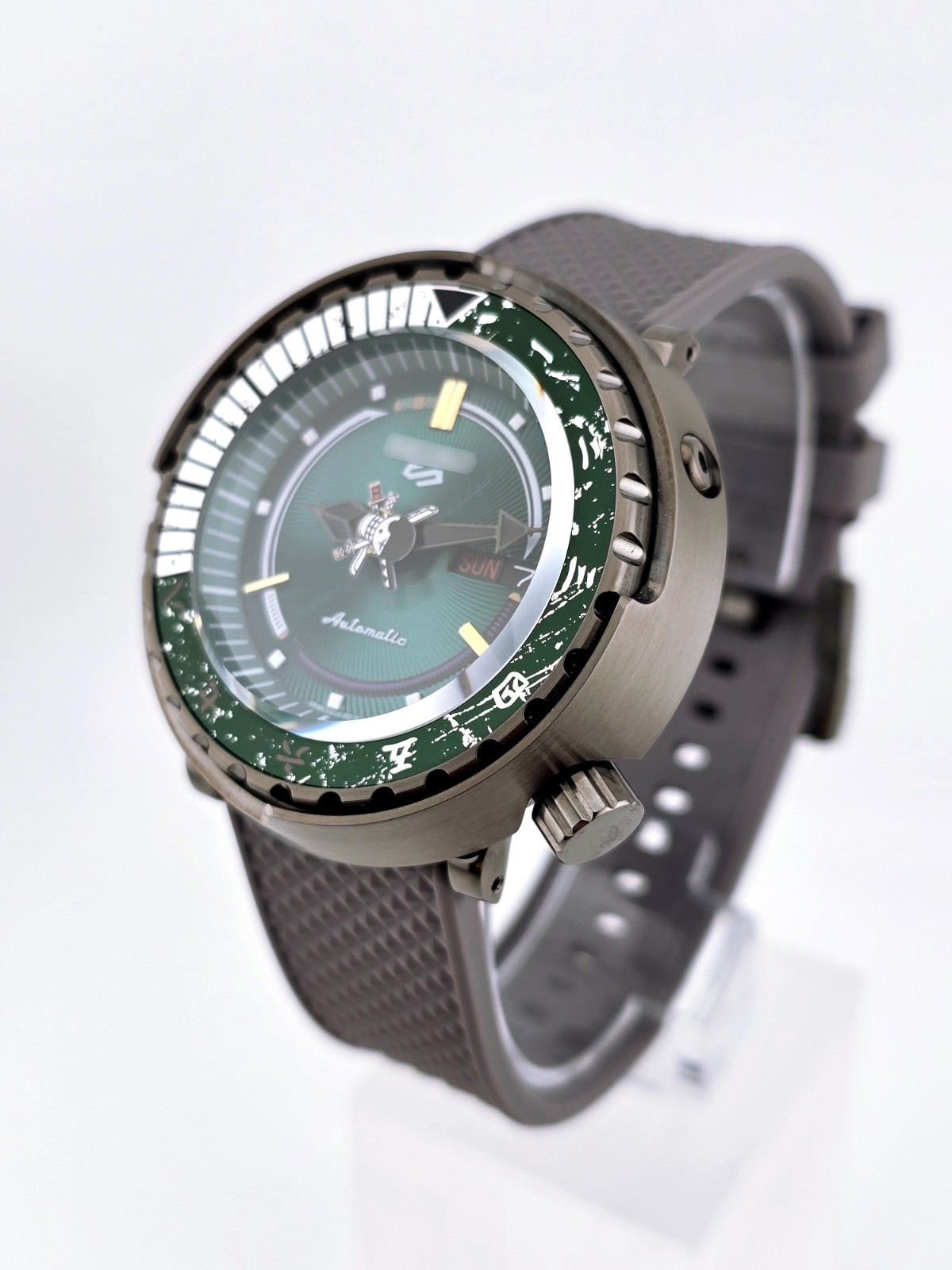ZORO | One Piece CUSTOM Watch Mod: Automatic NH36, Sapphire Glass, Ceramic Bezel