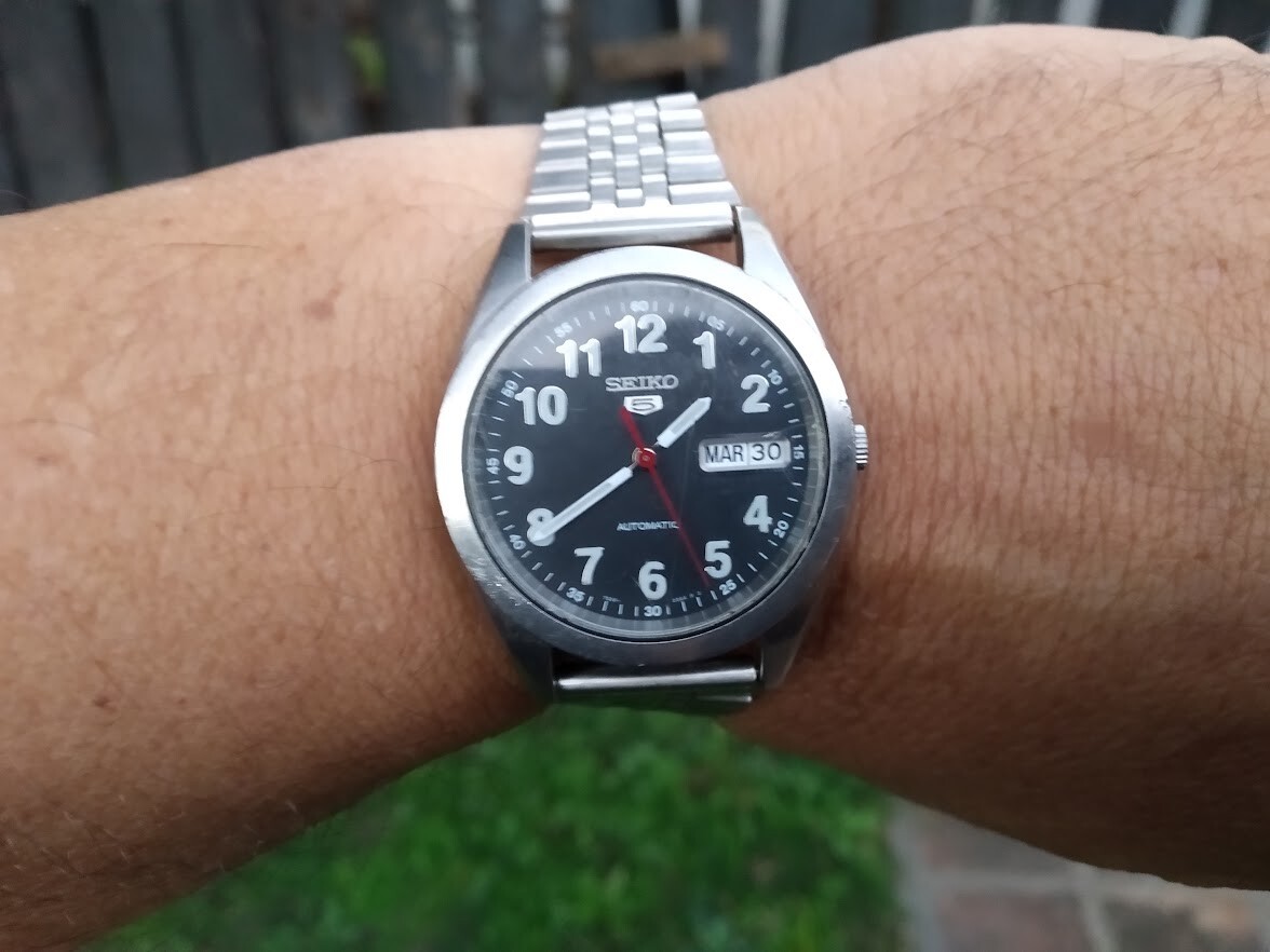 SEIKO 5 AUTOMATIC 7S26 0420 TRANSPARENT BACK BLACK NO MARKS ARABIC NUMERALS