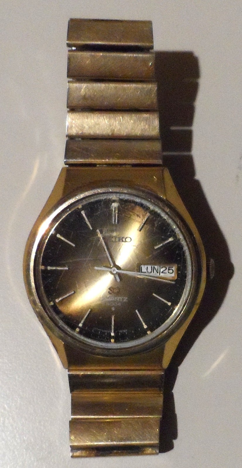 Seiko SQ Quartz 4004 Battery-Powered Wristwatch & Band – Assumed Functional
