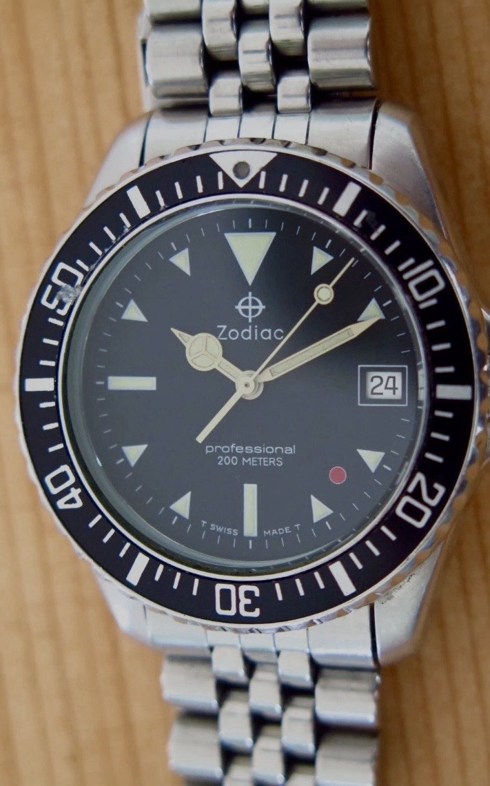 Swiss Zodiac Red Dot Men’s 37mm Dive Watch & Bracelet – Professional 200 Meters