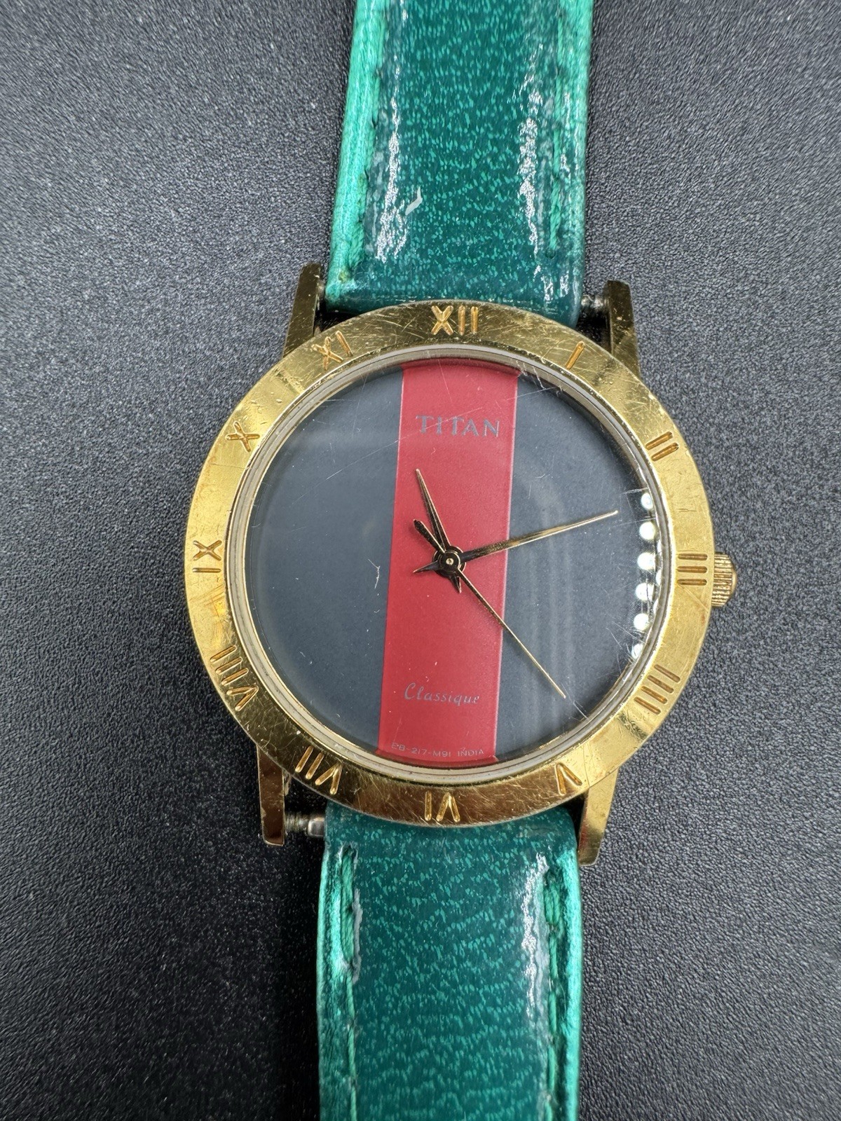 Vintage Titan Classique Quartz Split Red Gray Dial India 217C-06 Running New Bat