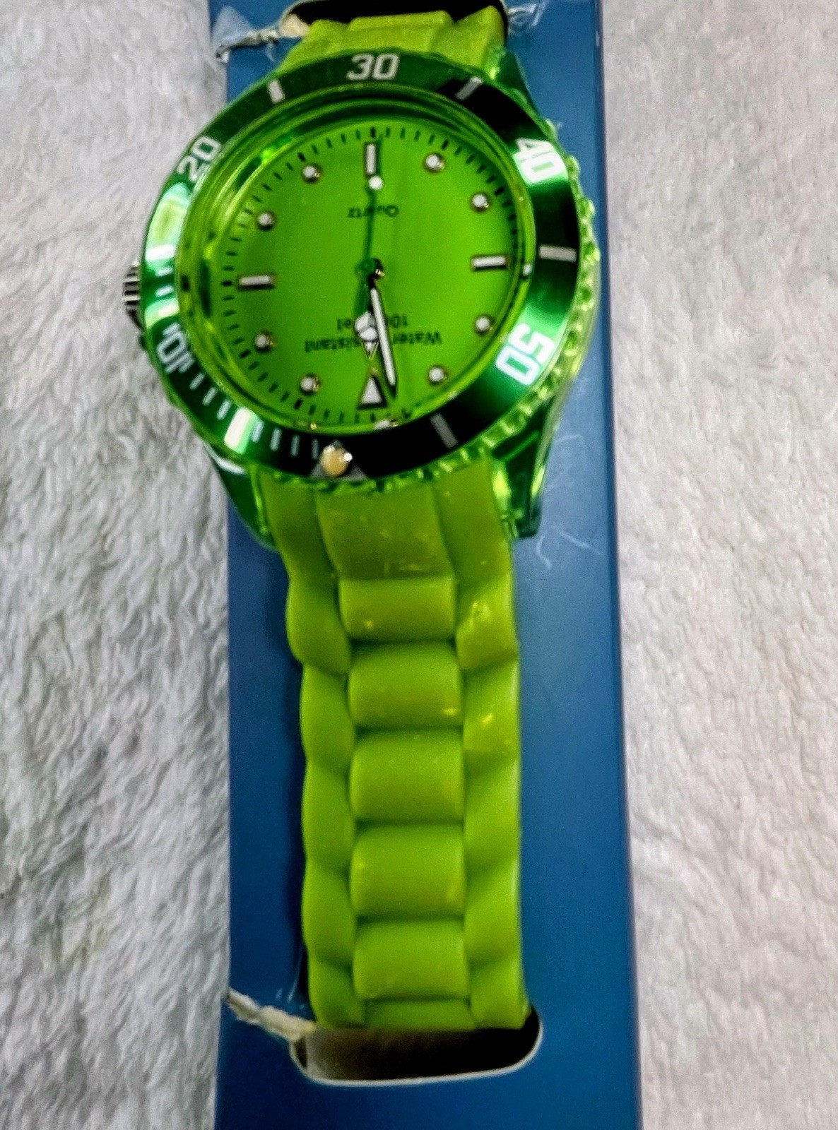 Avon Green Sports Analog Wristwatch Water-Resistant Rubber Band 100m Round Dial