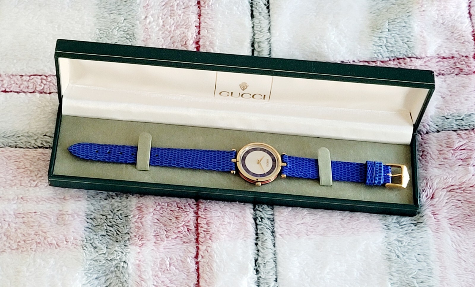 Gucci 2000M,Authentic,Unique,Beautiful,Scratch Free Crystal,One Of A Kind,30 MM.