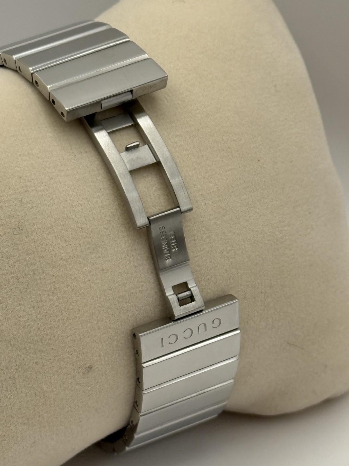 Gucci Interlocking G Stainless Steel Black Dial Quartz Ladies Watch YA133307