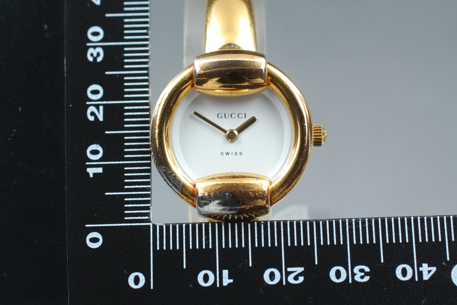 Gucci 1400L White Dial Gold Bangle Quartz 25mm Ladies Watch From JAPAN