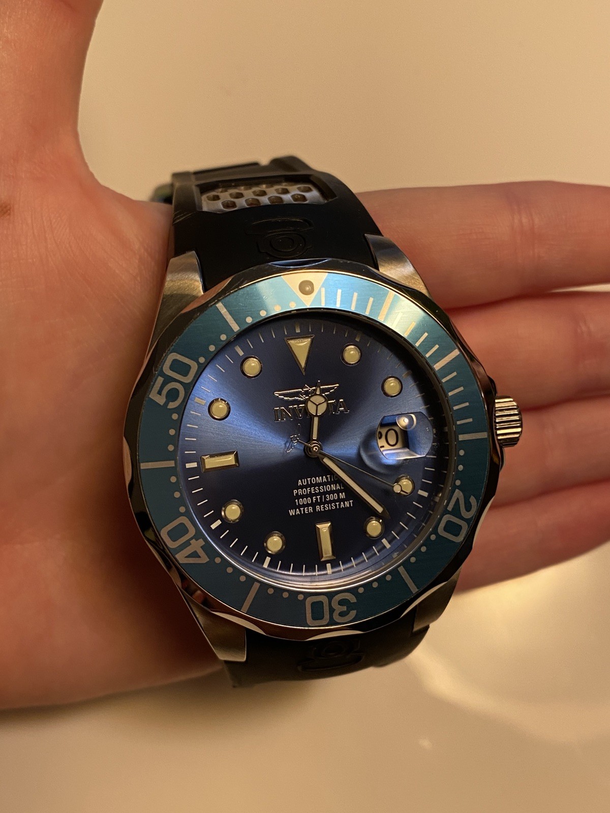 Pre-owned Invicta 17575 Automatic Professional Diver Blue Dial NH35A 24J 300M