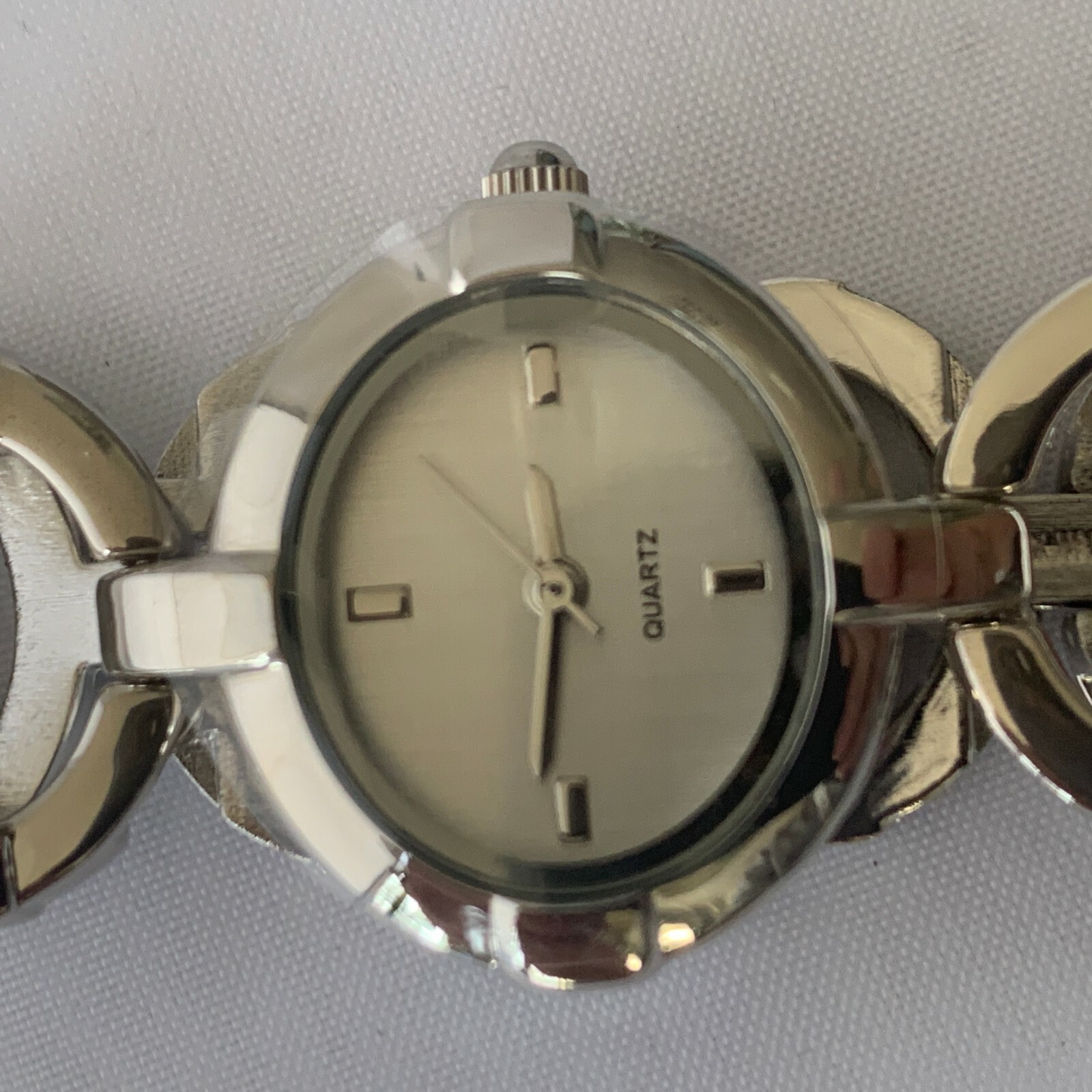 AVON SILVERTONE CIRCLE WATCH QUARTZ – NIB