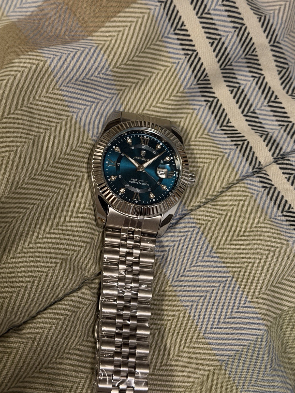 Blue Dial Analog Date Wristwatch Stainless Steel Bracelet Fluted Bezel