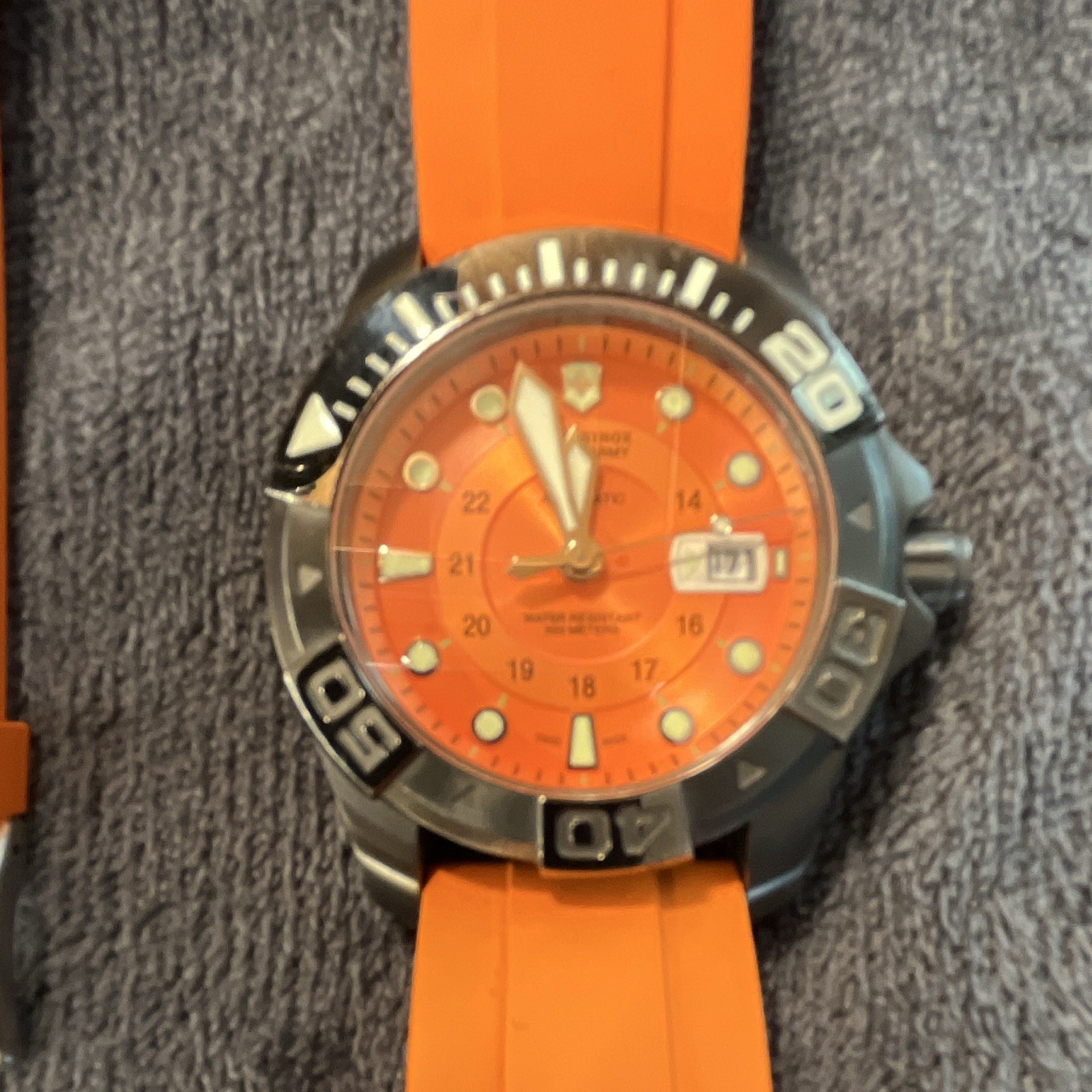 Victorinox Dive Master Automatic Diver 500m Orange Dial Date + Extra Straps